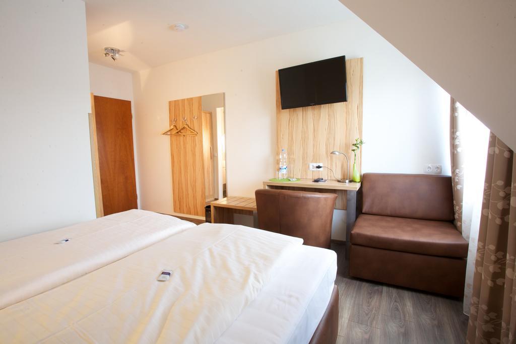 Hotel Reinhardtshof Garni Wolfschlugen Quarto foto