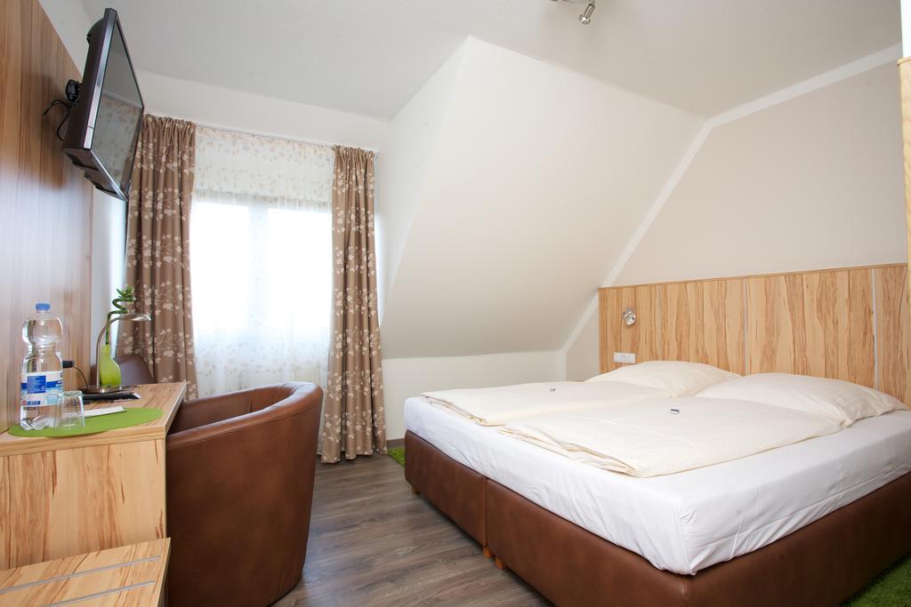 Hotel Reinhardtshof Garni Wolfschlugen Quarto foto