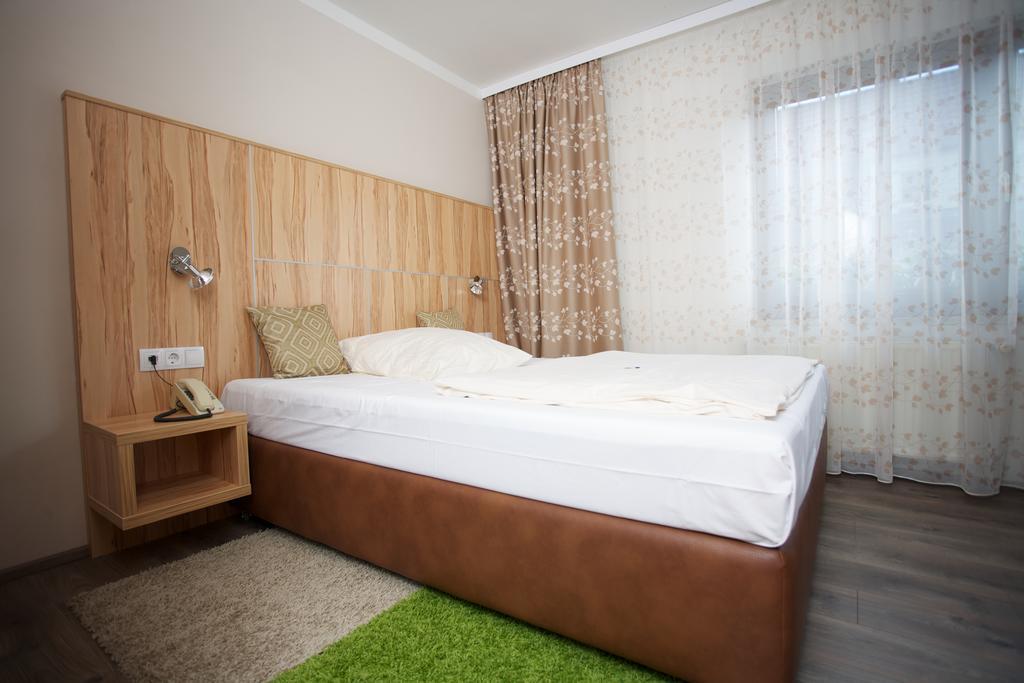 Hotel Reinhardtshof Garni Wolfschlugen Quarto foto