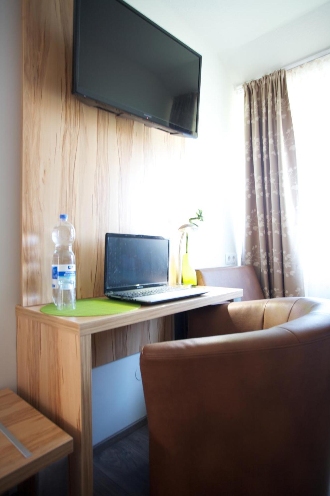Hotel Reinhardtshof Garni Wolfschlugen Quarto foto